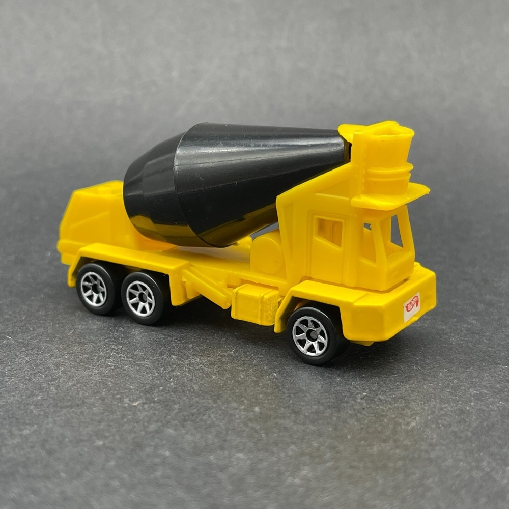 Hot Wheels Oshkosh Cement Concrete Mixer Yellow Truck Diecast 1/64 Scale Loose